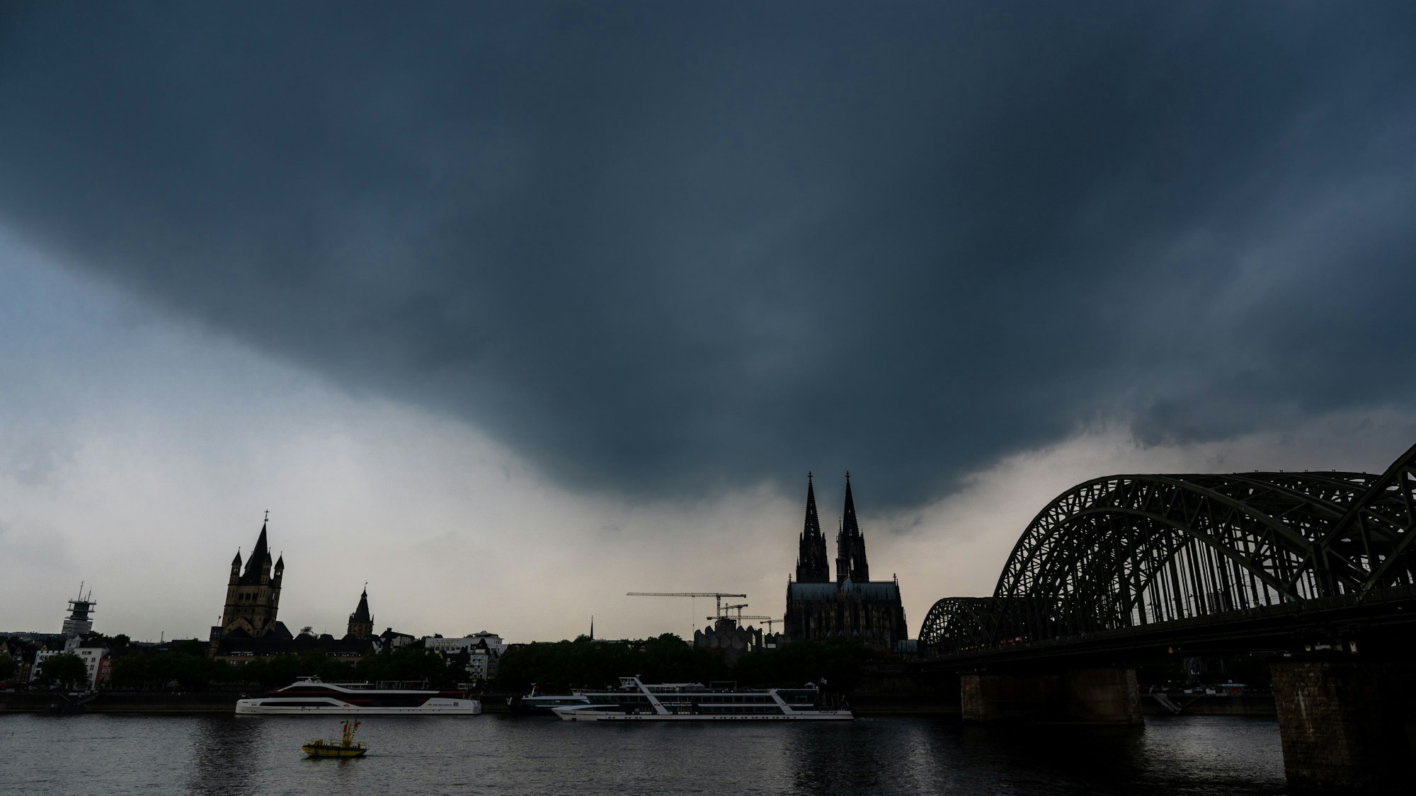 Dunkle Gewitterwolken ziehen über dem Kölner Dom auf.
