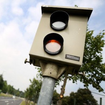 Ein Starenkasten hängt an einer Straße.