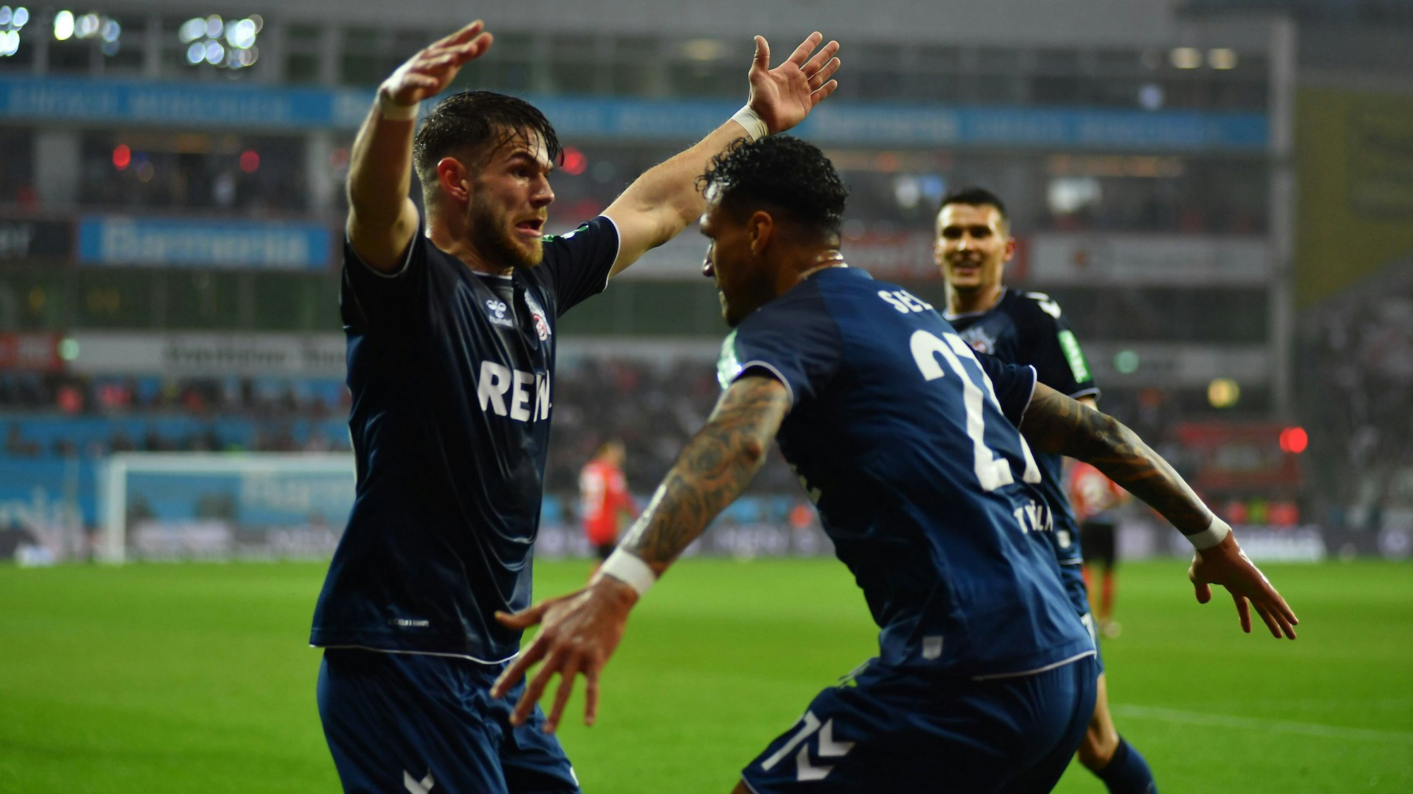 Torschütze Davie Selke feiert mit Vorbereiter Jan Thielmann