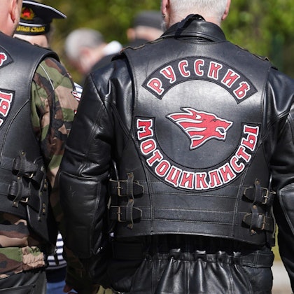 Mitglieder der Rockergruppe „Nachtwölfe“ im Jahr 2021 bei einer Gedenkveranstaltung zum Ende des Zweiten Weltkriegs in Berlin.
