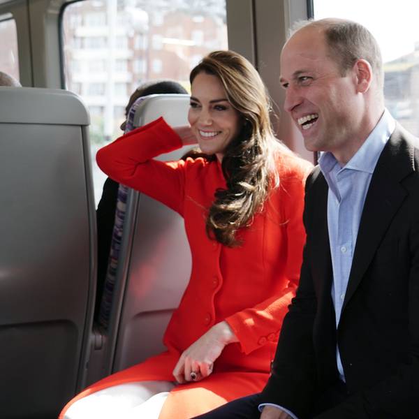 Prinz William, Prinz von Wales, und Catherine, Prinzessin von Wales, fahren mit der Elizabeth-Linie der Londoner U-Bahn im Zentrum Londons.
