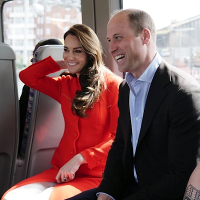 Prinz William, Prinz von Wales, und Catherine, Prinzessin von Wales, fahren mit der Elizabeth-Linie der Londoner U-Bahn im Zentrum Londons.