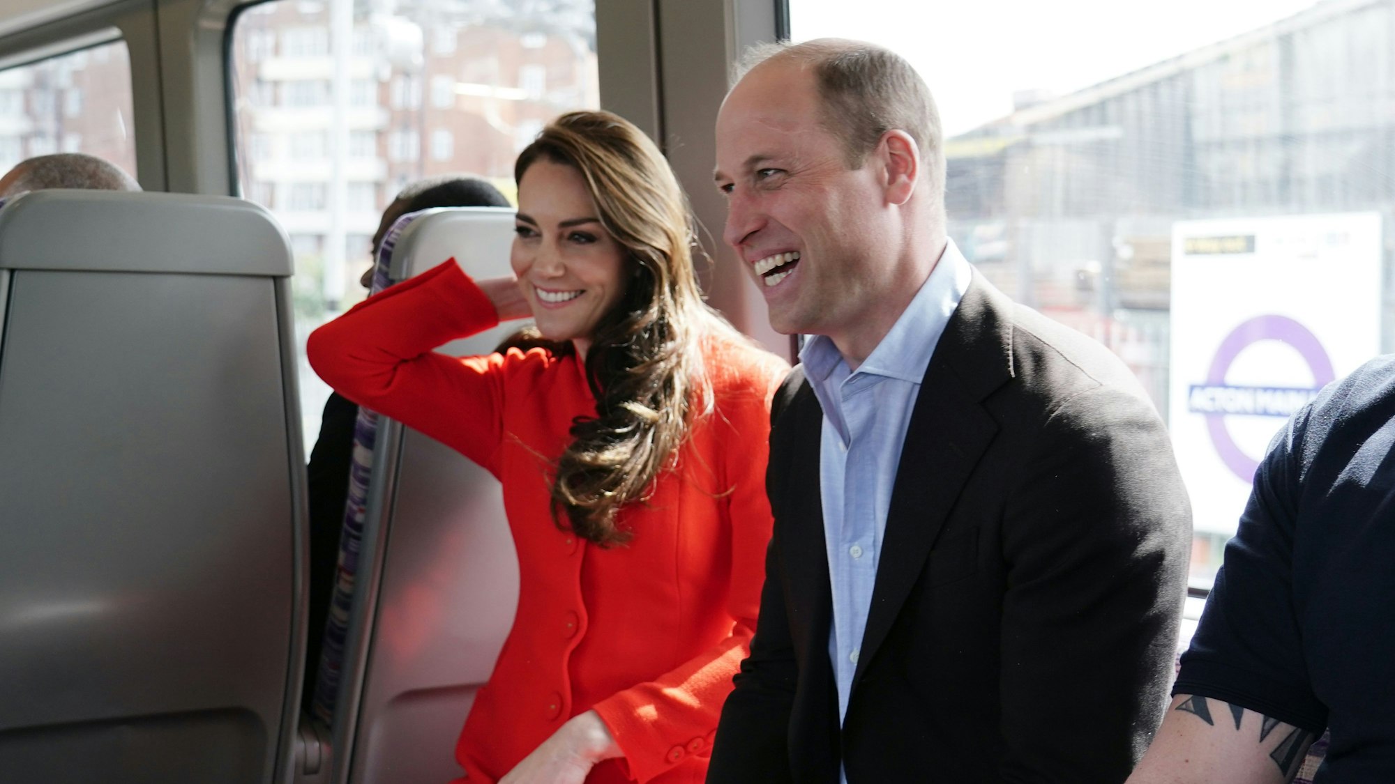 Prinz William, Prinz von Wales, und Catherine, Prinzessin von Wales, fahren mit der Elizabeth-Linie der Londoner U-Bahn im Zentrum Londons.