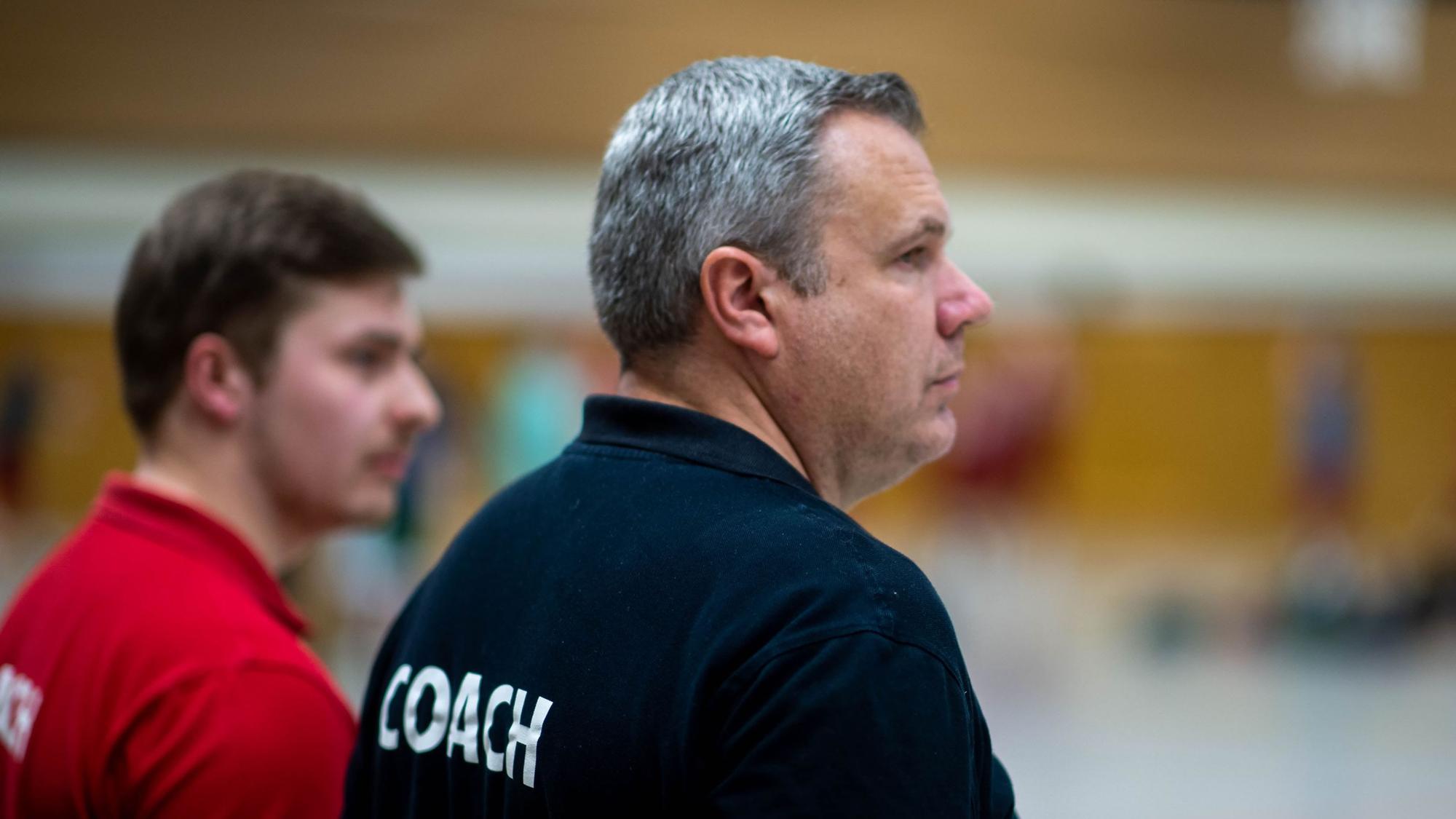 Marcus Görner, Trainer des TuS Zülpich, und sein Co-Trainer im Hintergrund, beobachten ihr Team.