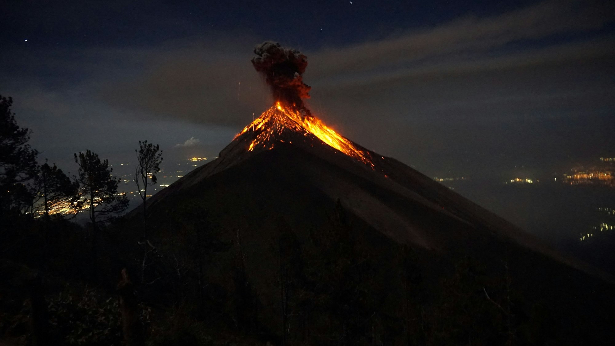 Der Vulkan Fuego in Guatemala bei einem Ausbruch im November 2018. Auch im November 2022 spuckte er Rauch und Feuer, jetzt ist er im Mai 2023 erneut ausgebrochen. (Archivbild)