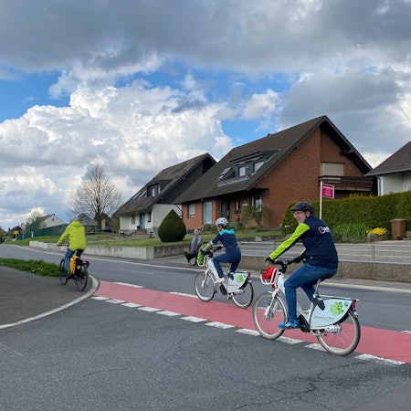 Der einseitige Radweg durch Glöbusch in Richtung Blecher mit dem Radwegbenutzungspflicht-Schild