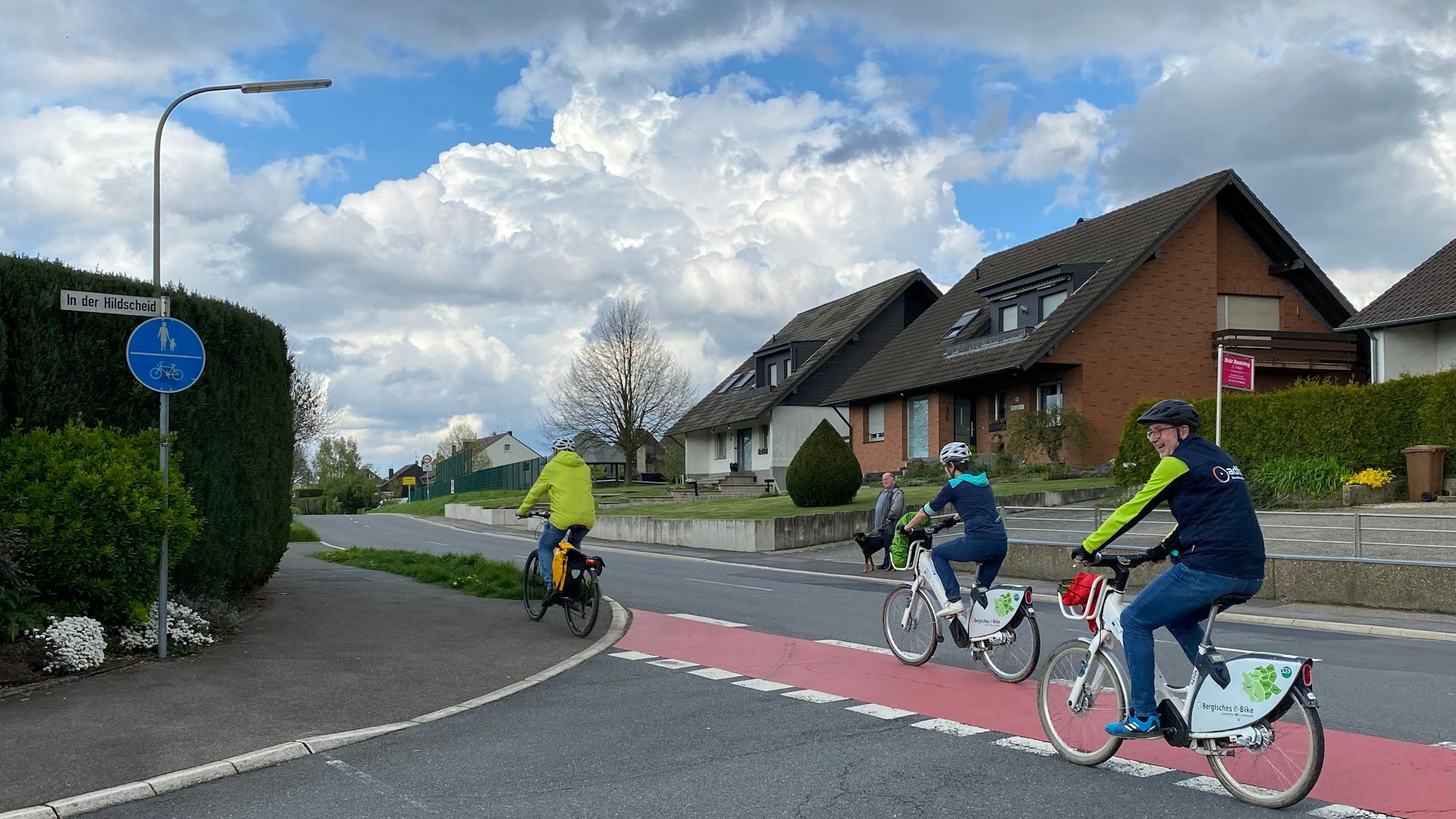 Der einseitige Radweg durch Glöbusch in Richtung Blecher mit dem Radwegbenutzungspflicht-Schild
