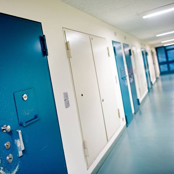Die Tür einer Gefängniszelle der Justizvollzugsanstalt (JVA) in Oldenburg, in der Christian B. einsitzt, ist verschlossen. (Symbolbild)