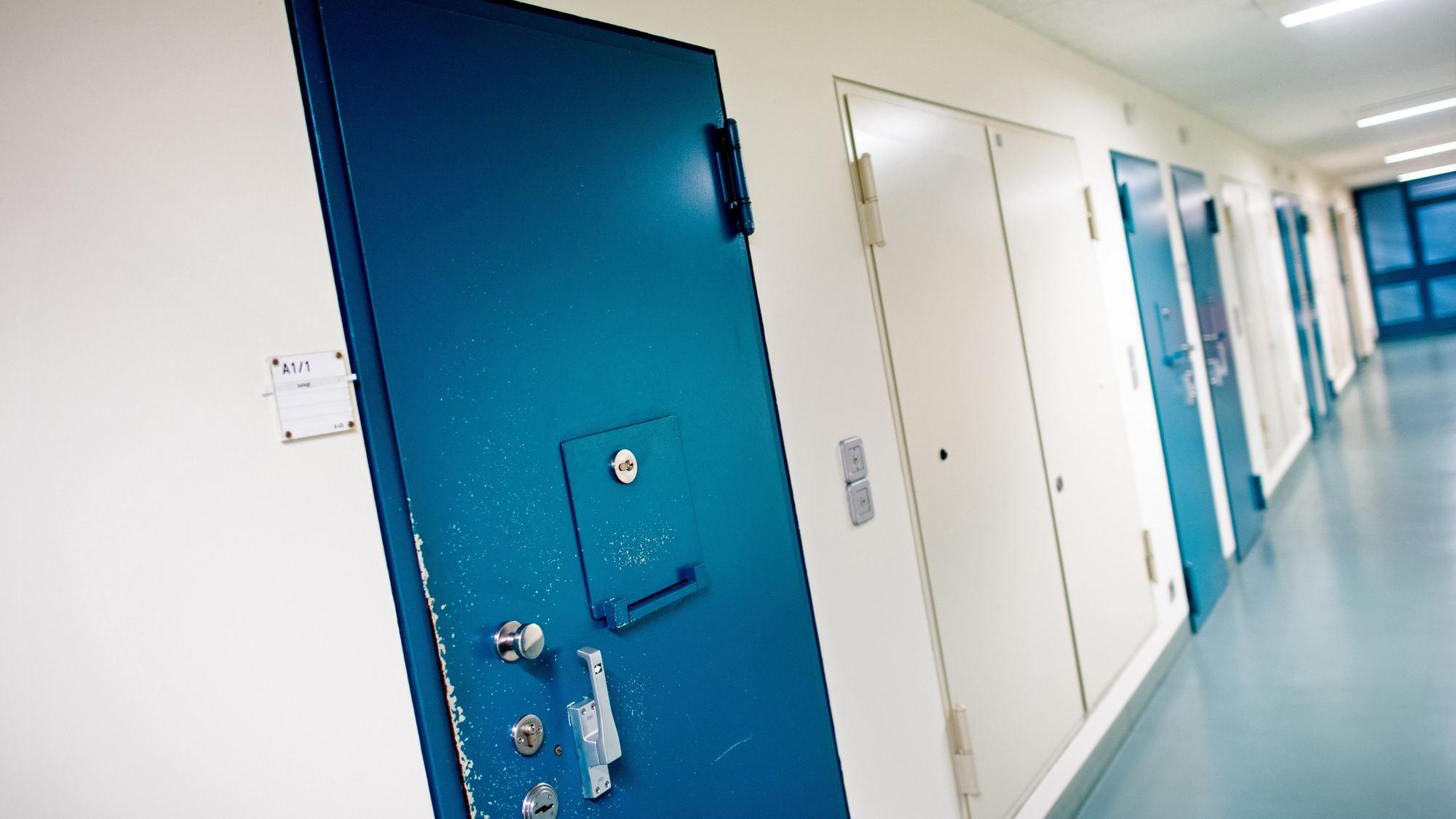 Die Tür einer Gefängniszelle der Justizvollzugsanstalt (JVA) in Oldenburg, in der Christian B. einsitzt, ist verschlossen. (Symbolbild)
