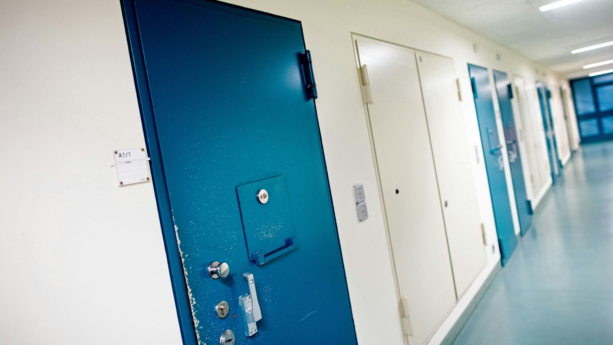 Die Tür einer Gefängniszelle der Justizvollzugsanstalt (JVA) in Oldenburg, in der Christian B. einsitzt, ist verschlossen. (Symbolbild)