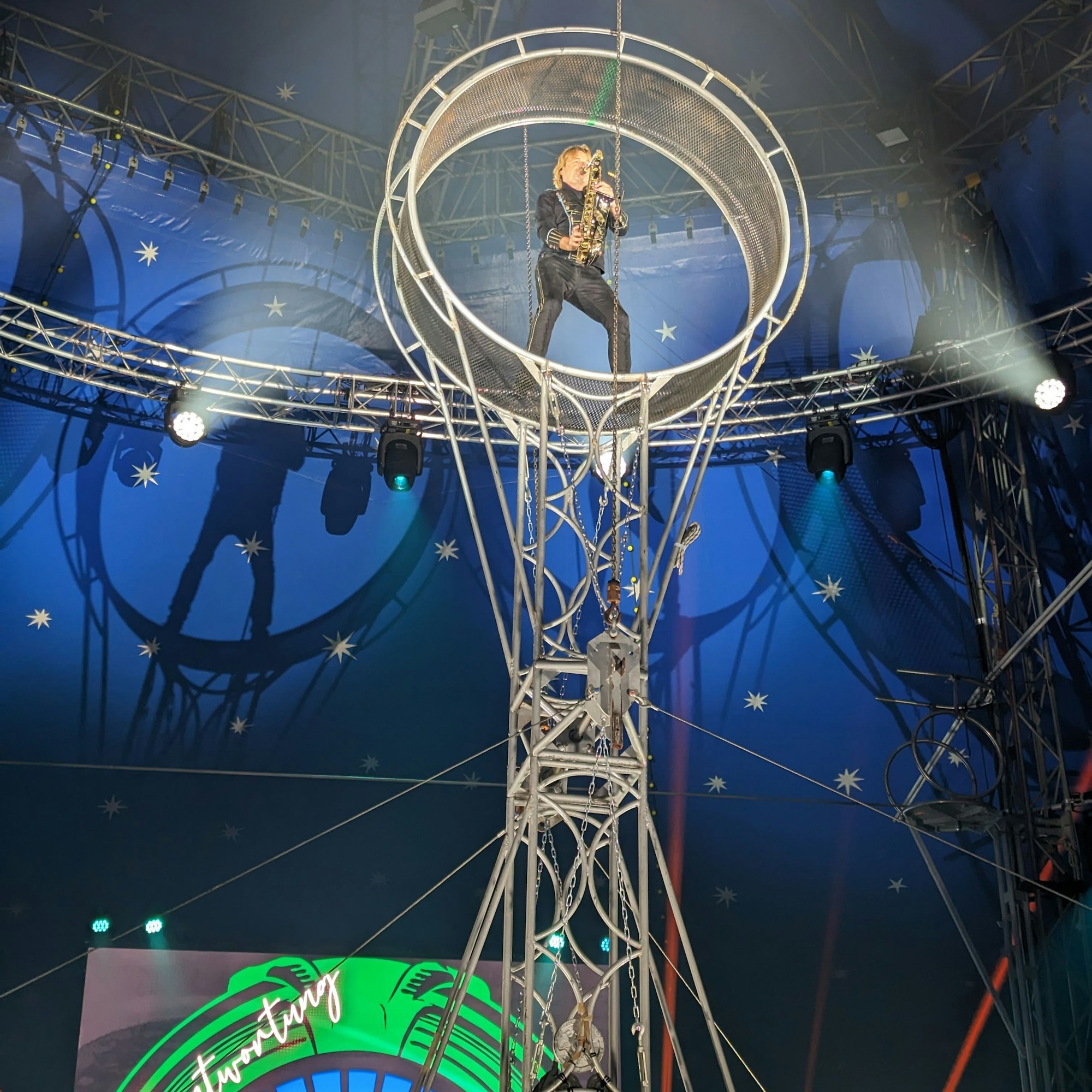 Jens Streifing spielt ganz oben im Todesrad Saxophon.