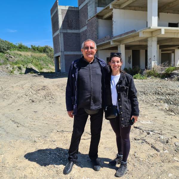 Lamia Faqirzada und Ali Koban stehen auf einem Grundstück im Erdbebengebiet in Hatay, auf dem die Kölner eine spendenfinanzierte Kita bauen wollen.