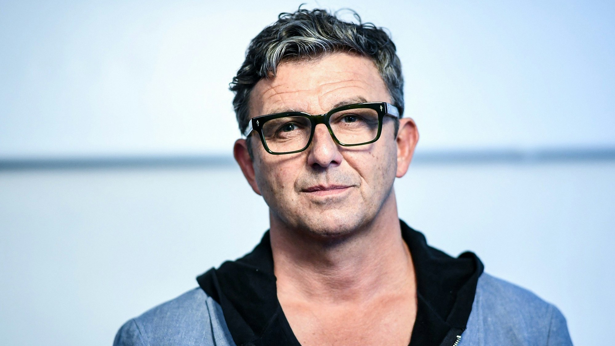 Hans Sigl posiert für die Fotografen.