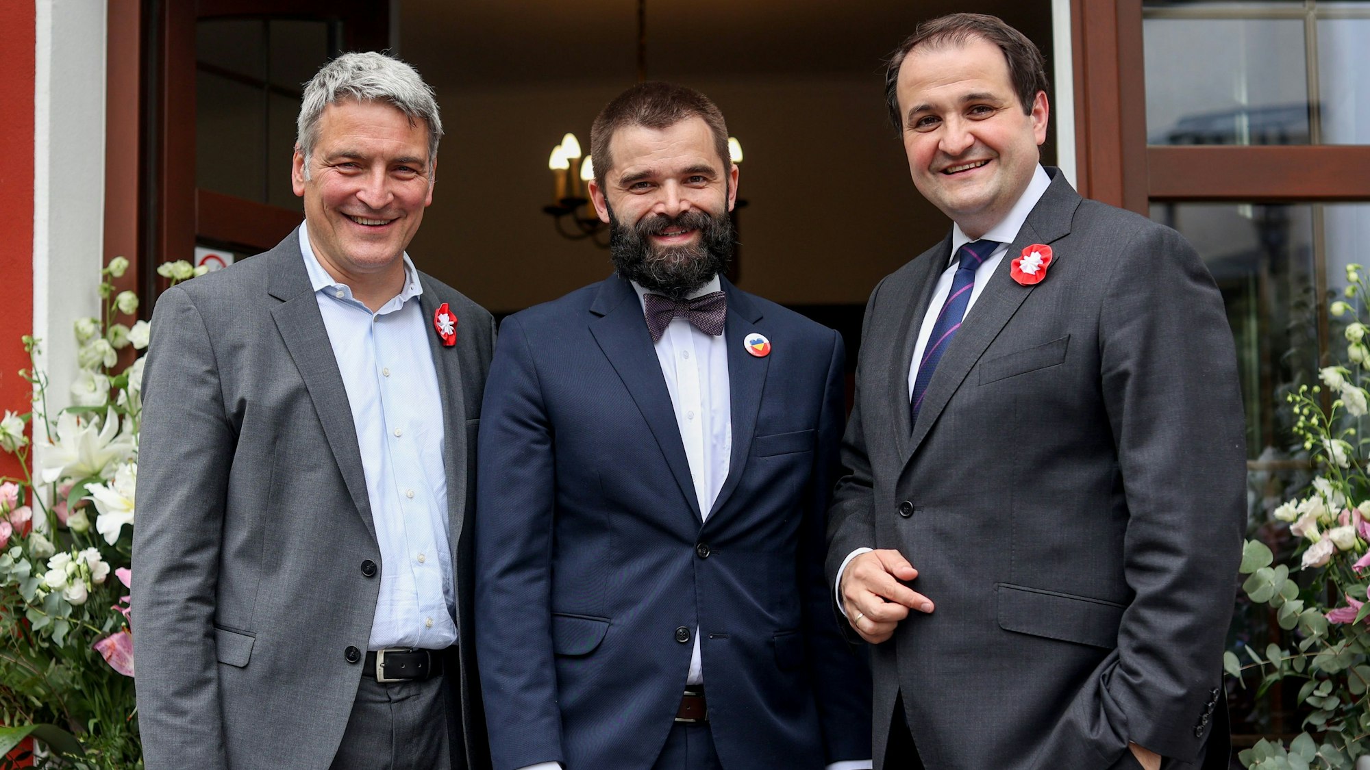 Die drei stehen in einem Eingang.