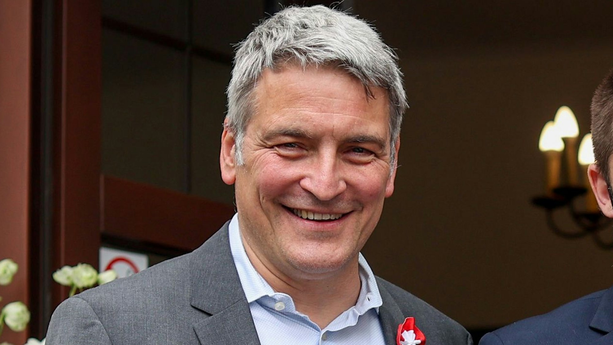 Die Opposition im Düsseldorfer Landtag fordert den Rückzug von Flucht-Staatssekretär Lorenz Bahr (Grüne).