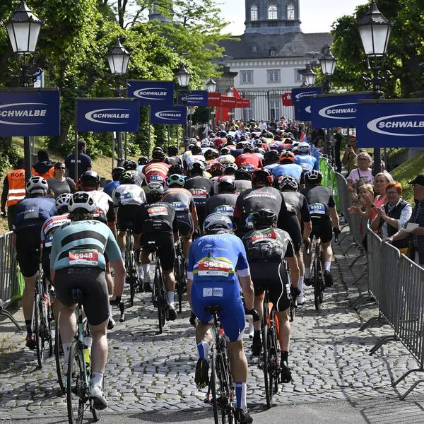 Bensberg. Radrennen 'Rund um Köln'. Anfahrt des Velodoms zum Schlossberg