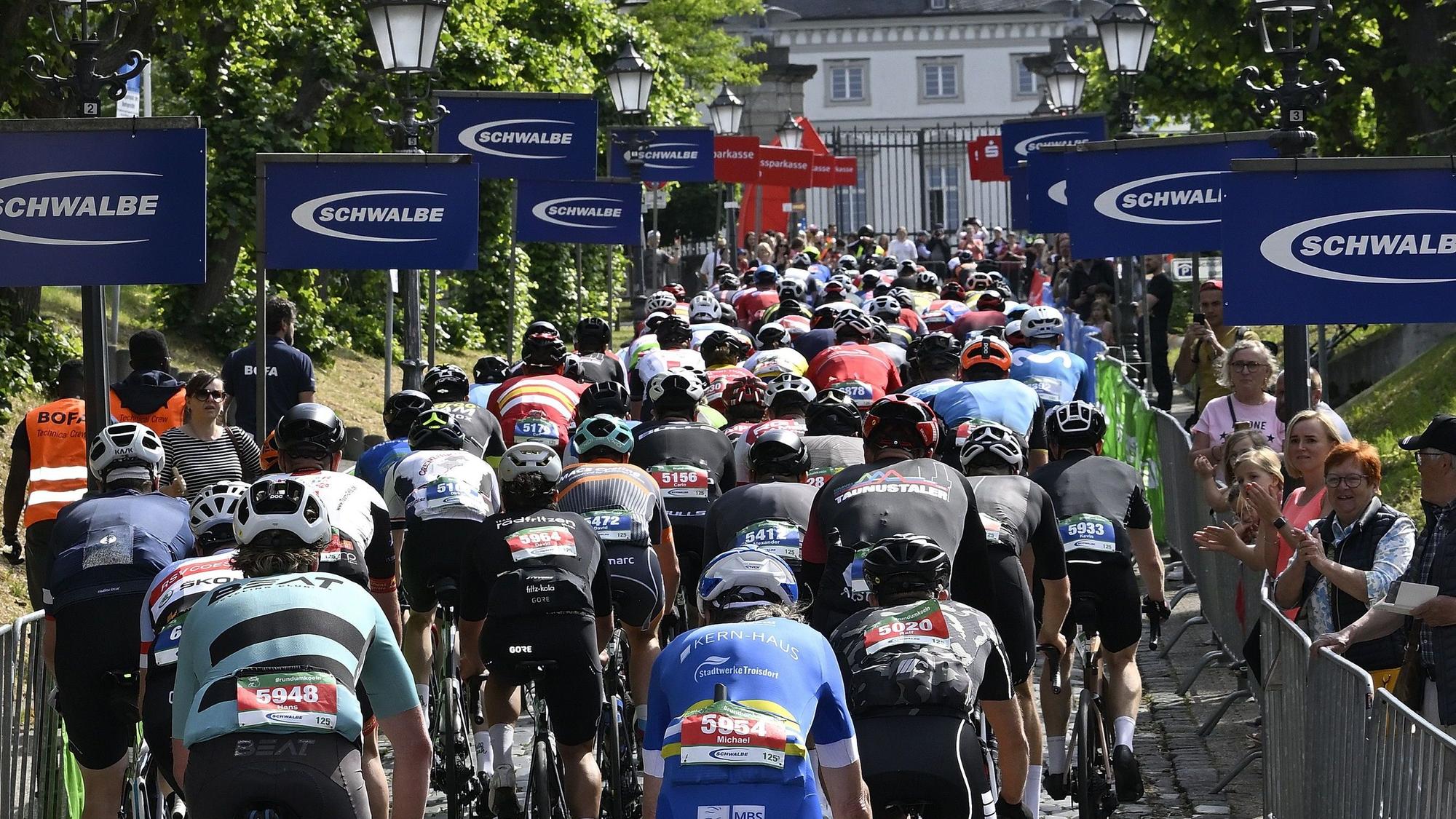 Bensberg. Radrennen 'Rund um Köln'. Anfahrt des Velodoms zum Schlossberg