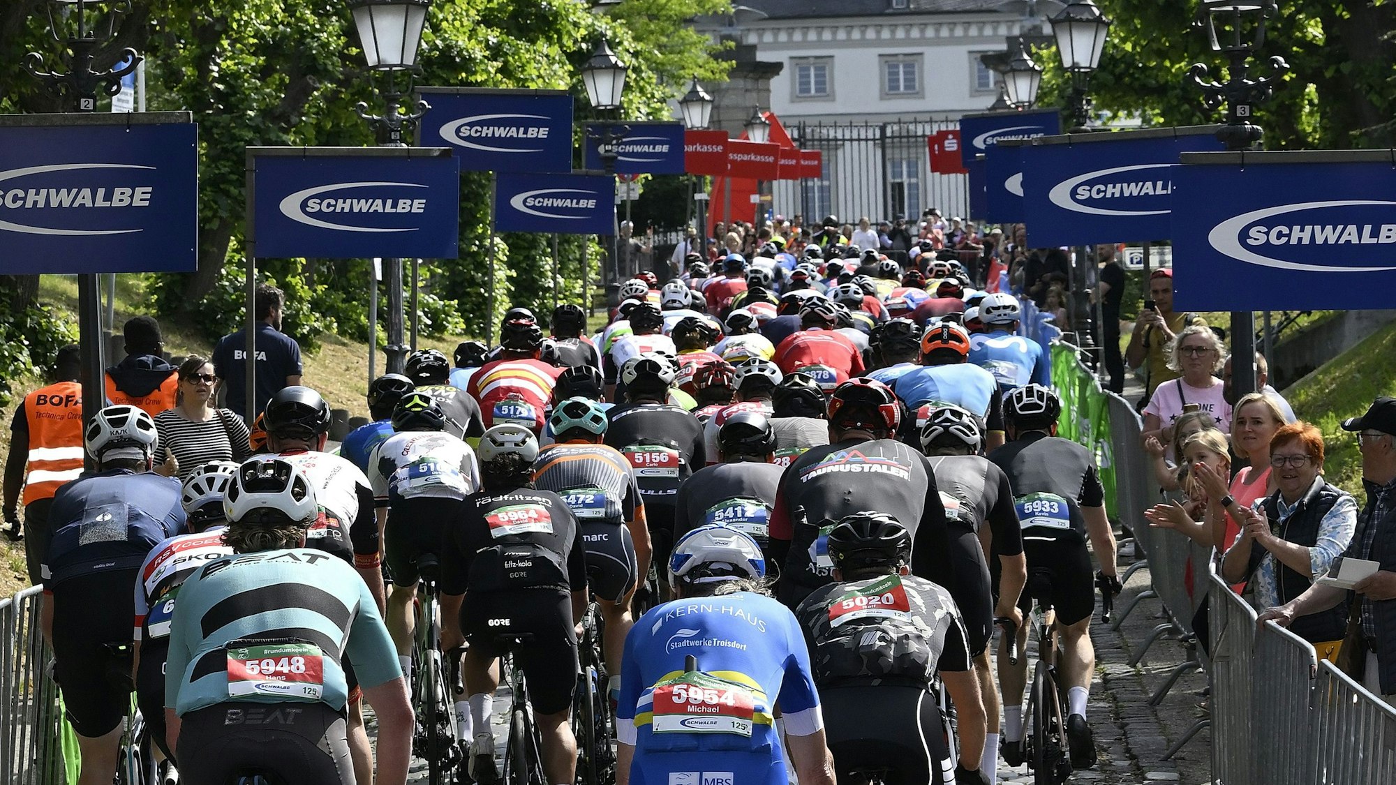 Bensberg. Radrennen 'Rund um Köln'. Anfahrt des Velodoms zum Schlossberg