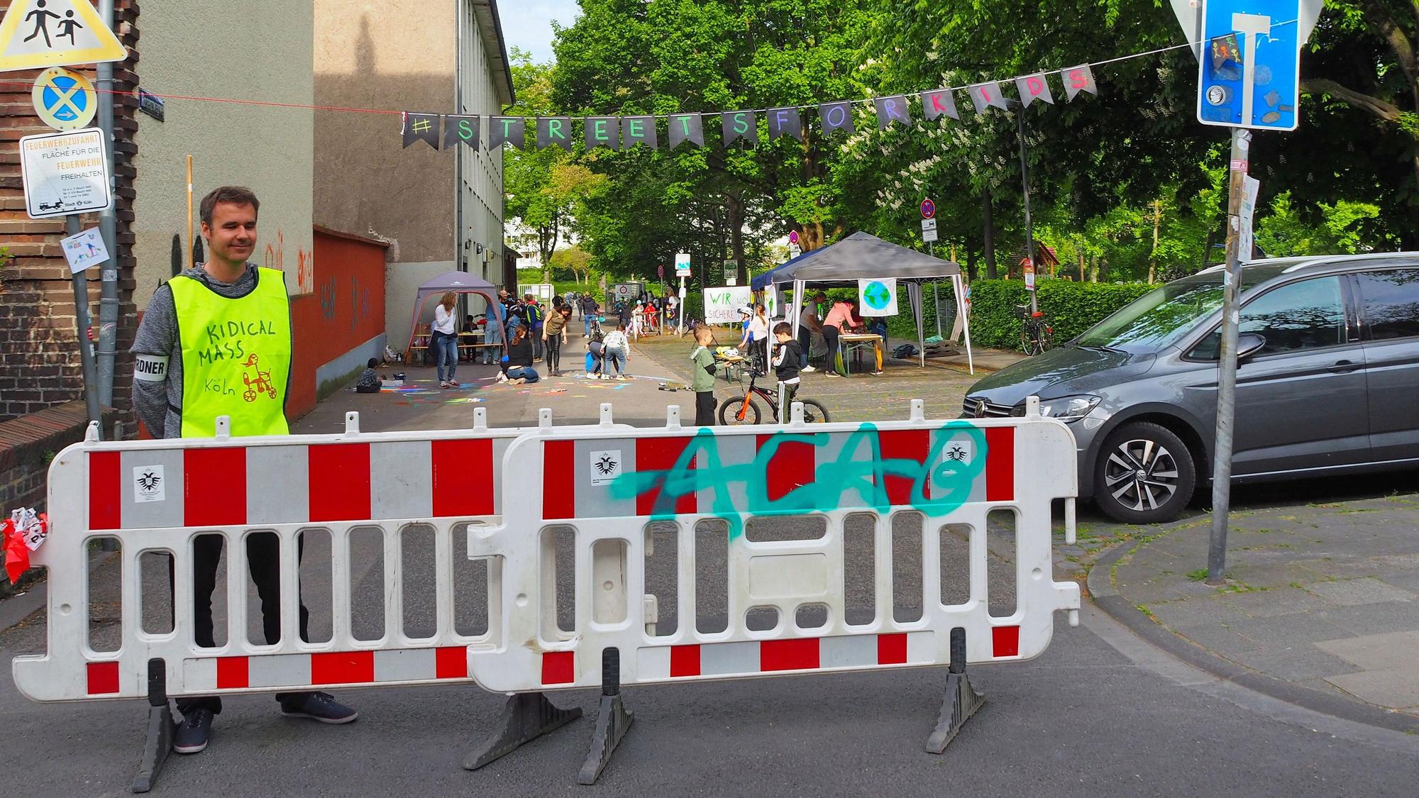 Schulstraßenaktion an der Rosenzweigwegschule, abgesperrte Sackgasse