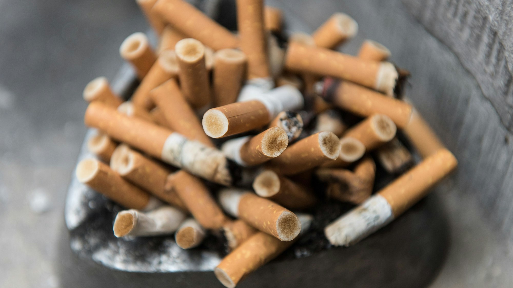 Ein voller Aschenbecher.