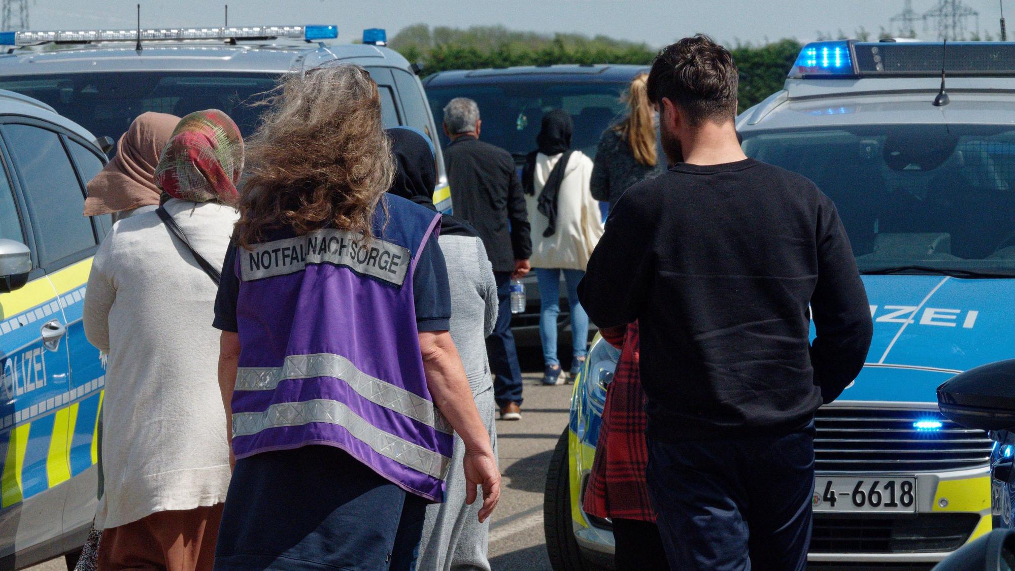 Bahnunglück in Hürth: Angehörigen der Unfallopfer nahe des Unfallortes werden von Notfallseelsorgern betreut, rund 50 Menschen wurden unterstützt.