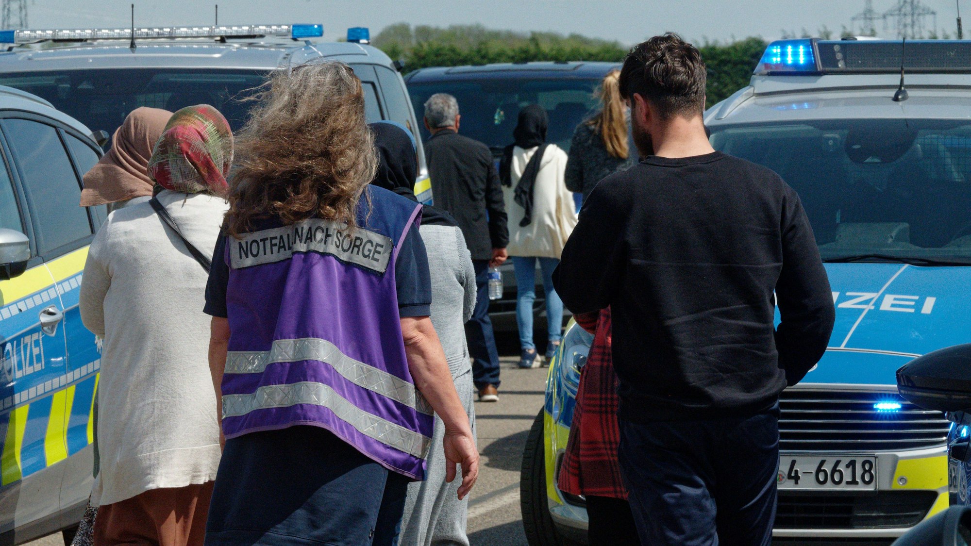 Bahnunglück in Hürth: Angehörigen der Unfallopfer nahe des Unfallortes werden von Notfallseelsorgern betreut, rund 50 Menschen wurden unterstützt.