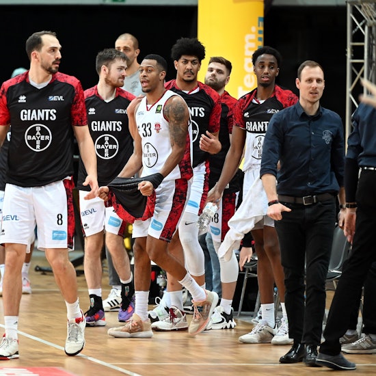 28.01.2023,-Basketball-Bayer Giants-Schwenningen
links: Dejan Kovacevic (Bayer)
mitte: Nick Hornsby (Bayer)
Foto: Uli Herhaus