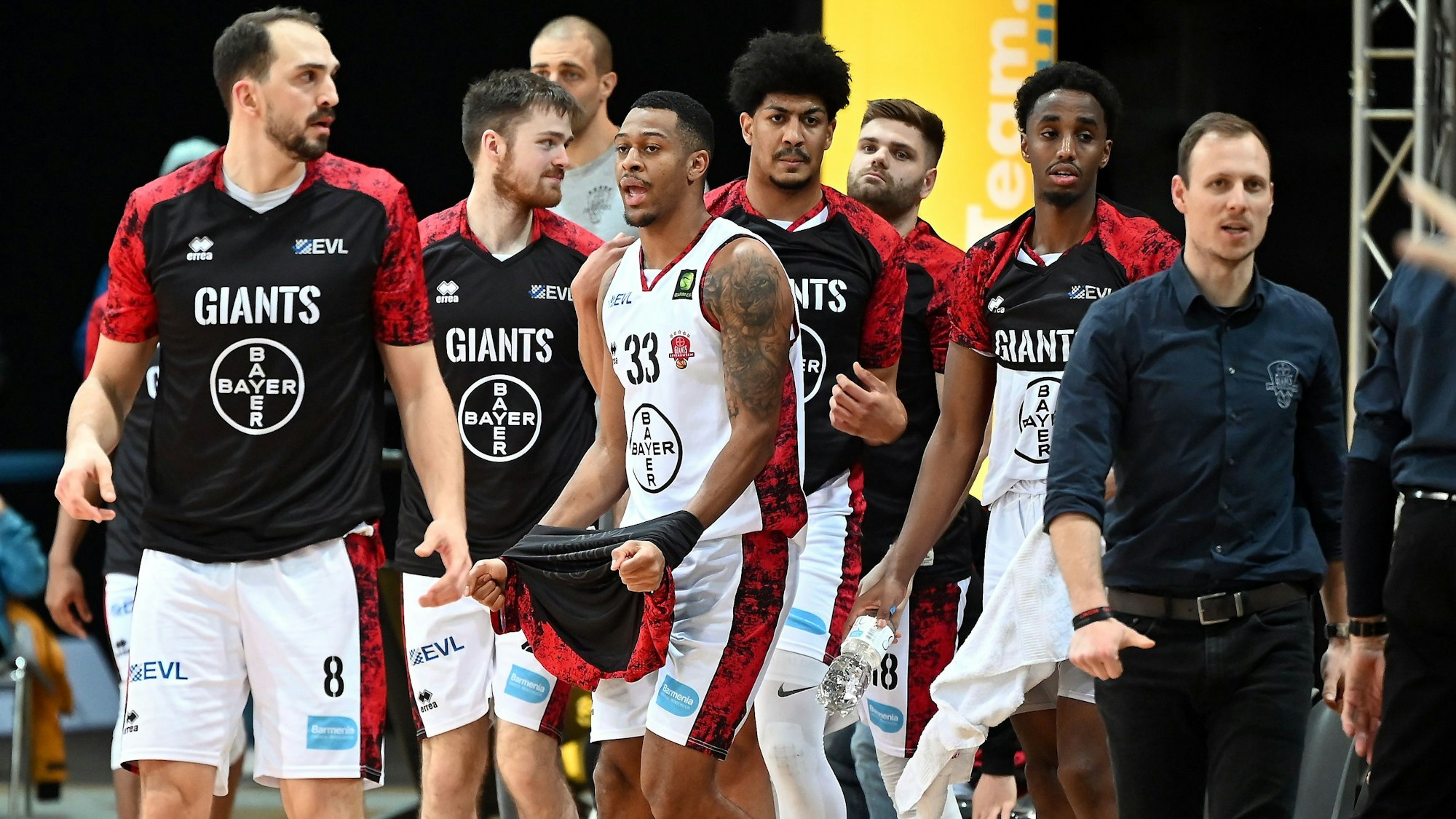 28.01.2023,-Basketball-Bayer Giants-Schwenningen
links: Dejan Kovacevic (Bayer)
mitte: Nick Hornsby (Bayer)
Foto: Uli Herhaus