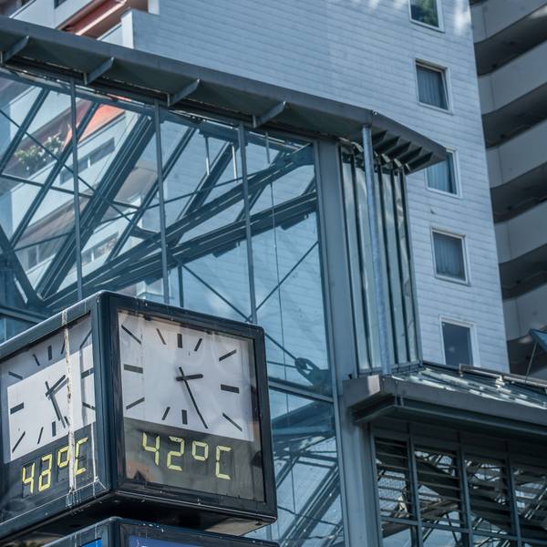 Uhr mit Thermometer an den Luminaden in Wiesdorf. Es zeigt 42 Grad.