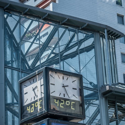 Uhr mit Thermometer an den Luminaden in Wiesdorf. Es zeigt 42 Grad.