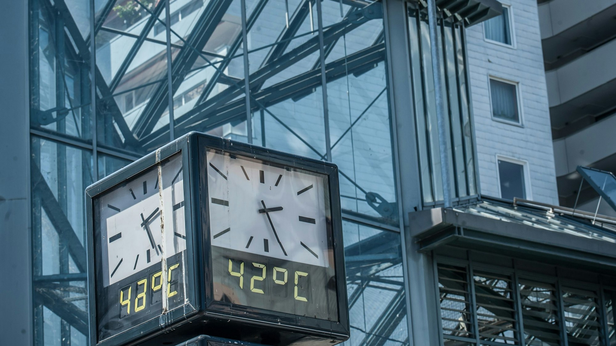 Uhr mit Thermometer an den Luminaden in Wiesdorf. Es zeigt 42 Grad.