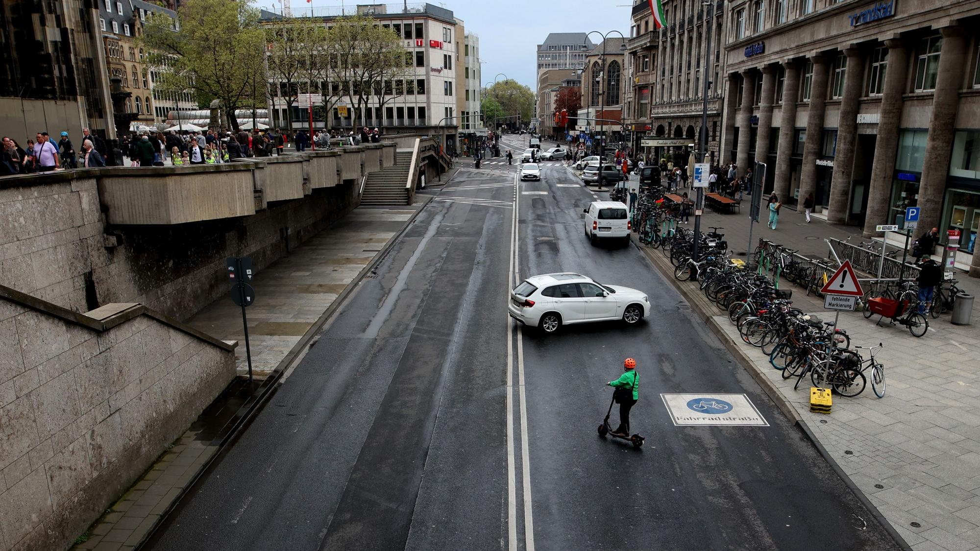 Das Bild zeigt die Trankgasse neben dem Kölner Dom.