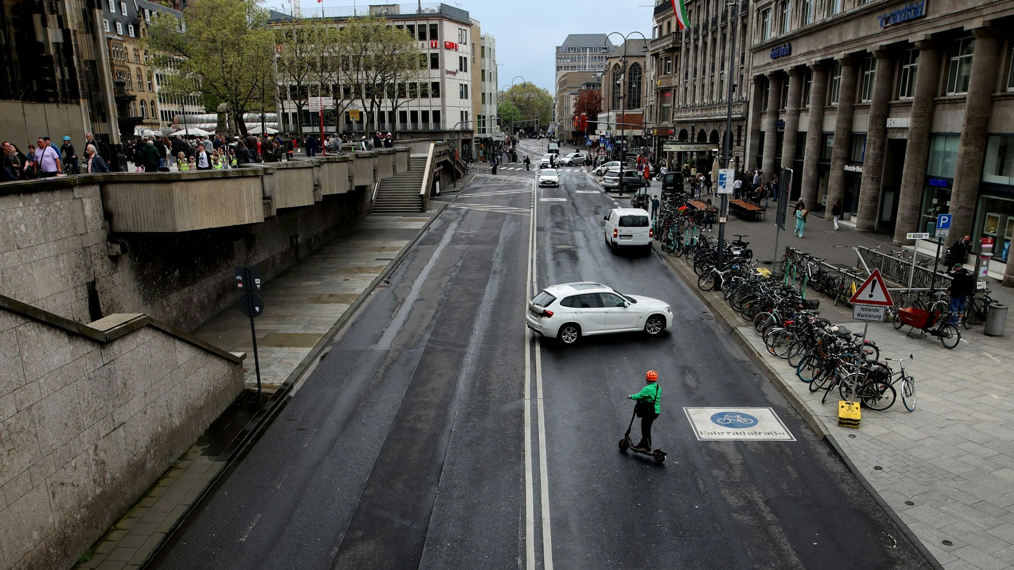 Das Bild zeigt die Trankgasse neben dem Kölner Dom.