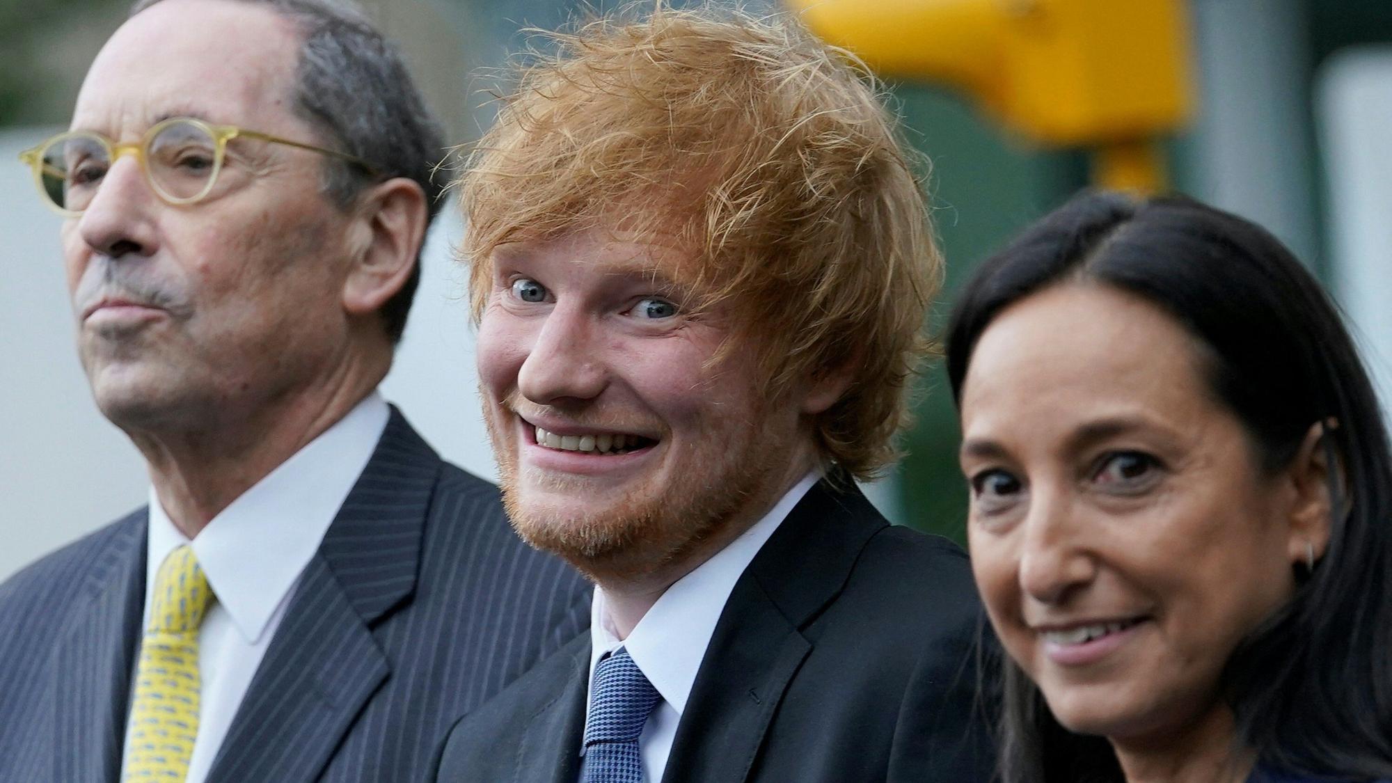 Der britische Sänger und Songwriter Ed Sheeran verlässt am 4. Mai 2023 das Bundesgericht in Manhattan, New York. - Das britische Pop-Phänomen Ed Sheeran hat Marvin Gayes „Let's Get It On“ nicht plagiiert, als er seinen Hit „Thinking Out Loud“ aus dem Jahr 2014 komponierte, entschied eine US-Jury am Donnerstag.