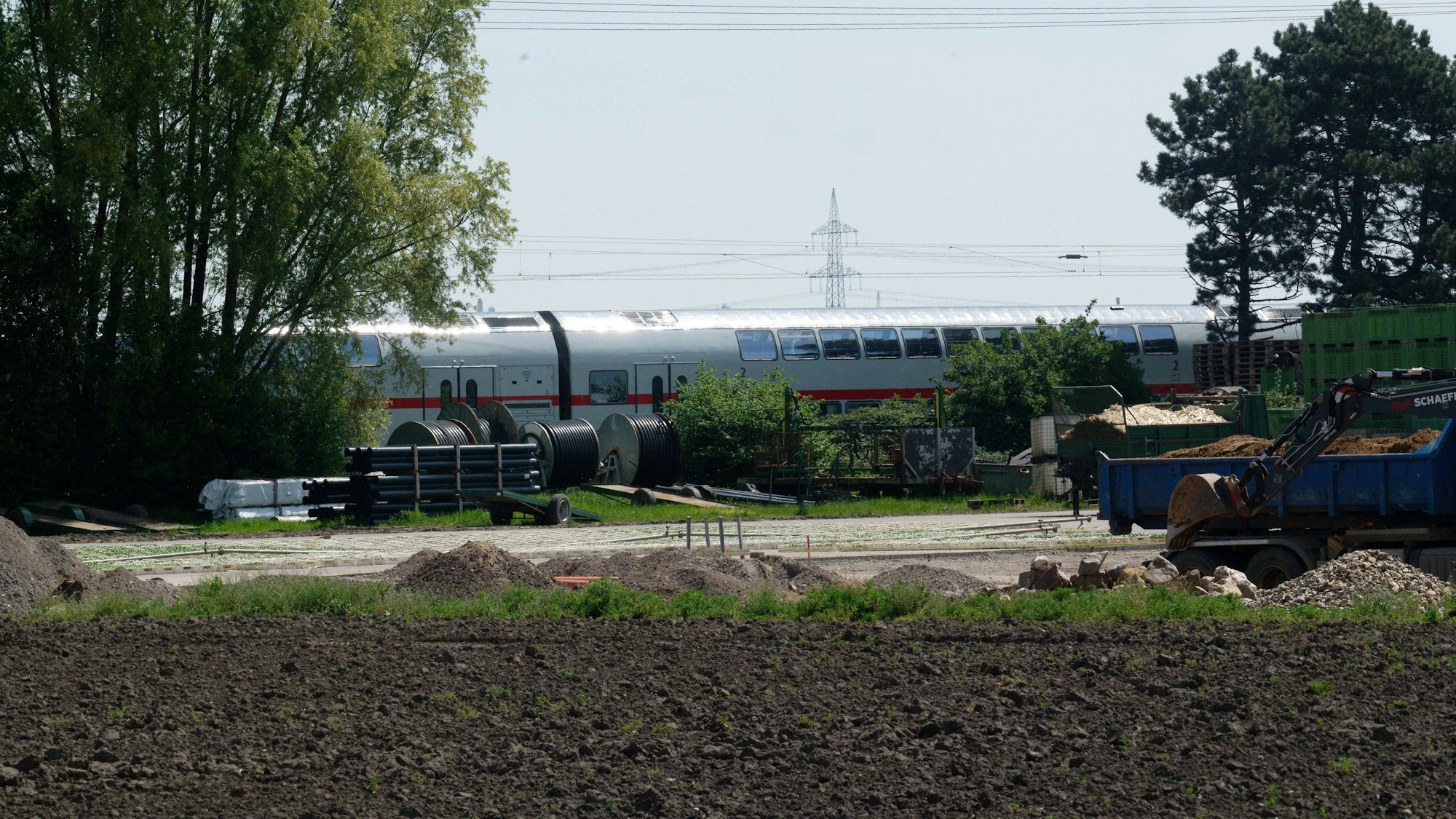 Am Donnerstag ist ein Zug nahe Köln auf einer Bahnstrecke in eine Gruppe von Arbeitern gefahren. Warum die Arbeiter offenbar nicht gewarnt wurden, ist nun Teil der Ermittlungen.