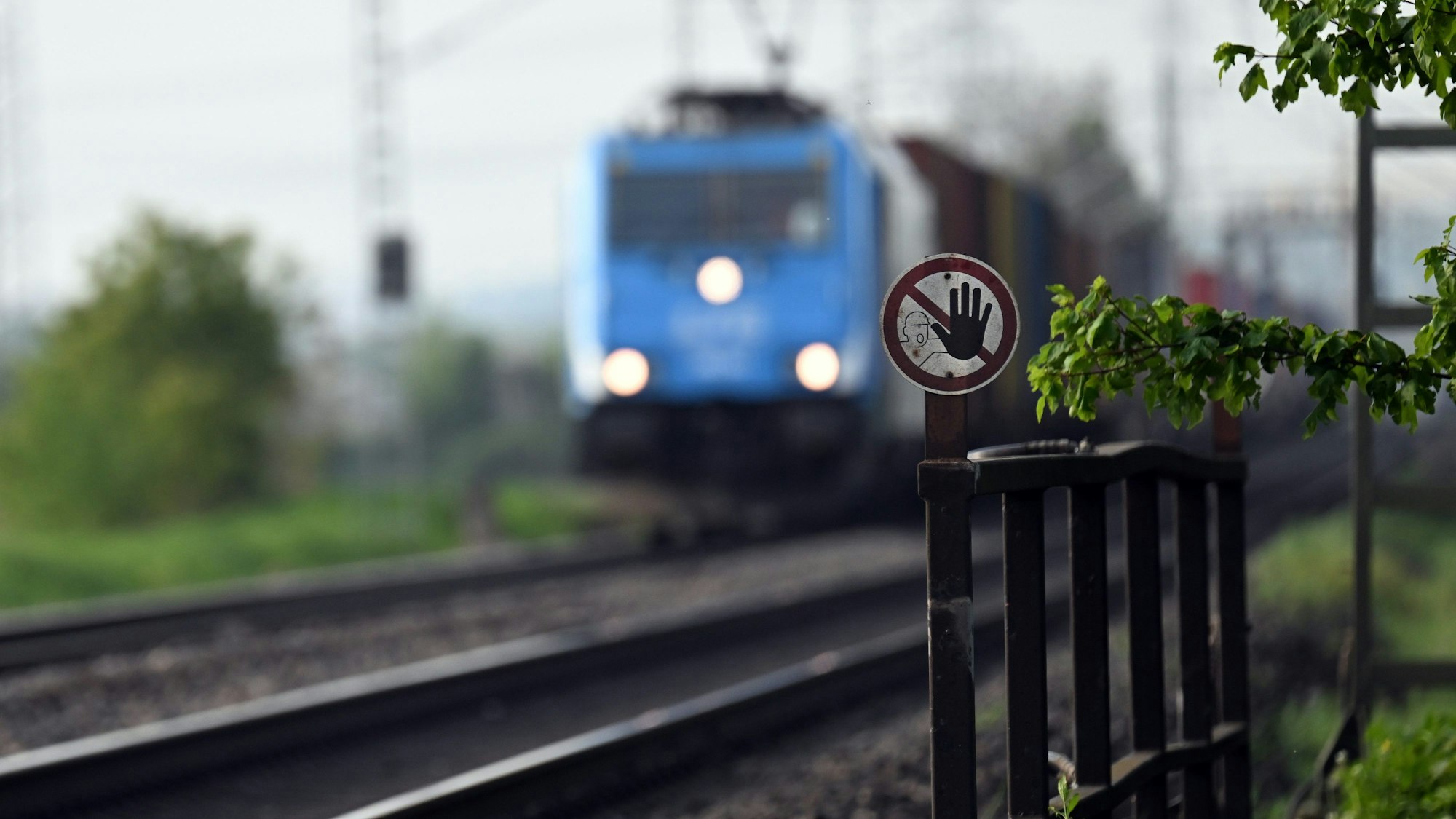05.05.2023, Nordrhein-Westfalen, Hürth: Ein Zug fährt an der Unfallstelle vorbei. Nach dem Zugunglück mit zwei Toten südlich von Köln gehen heute die Ermittlungen zu Ursache und Hergang weiter. Der Intercity (IC) hatte gestern bei Hürth zwei Arbeiter erfasst. Die beiden starben noch vor Ort. Foto: Federico Gambarini/dpa +++ dpa-Bildfunk +++