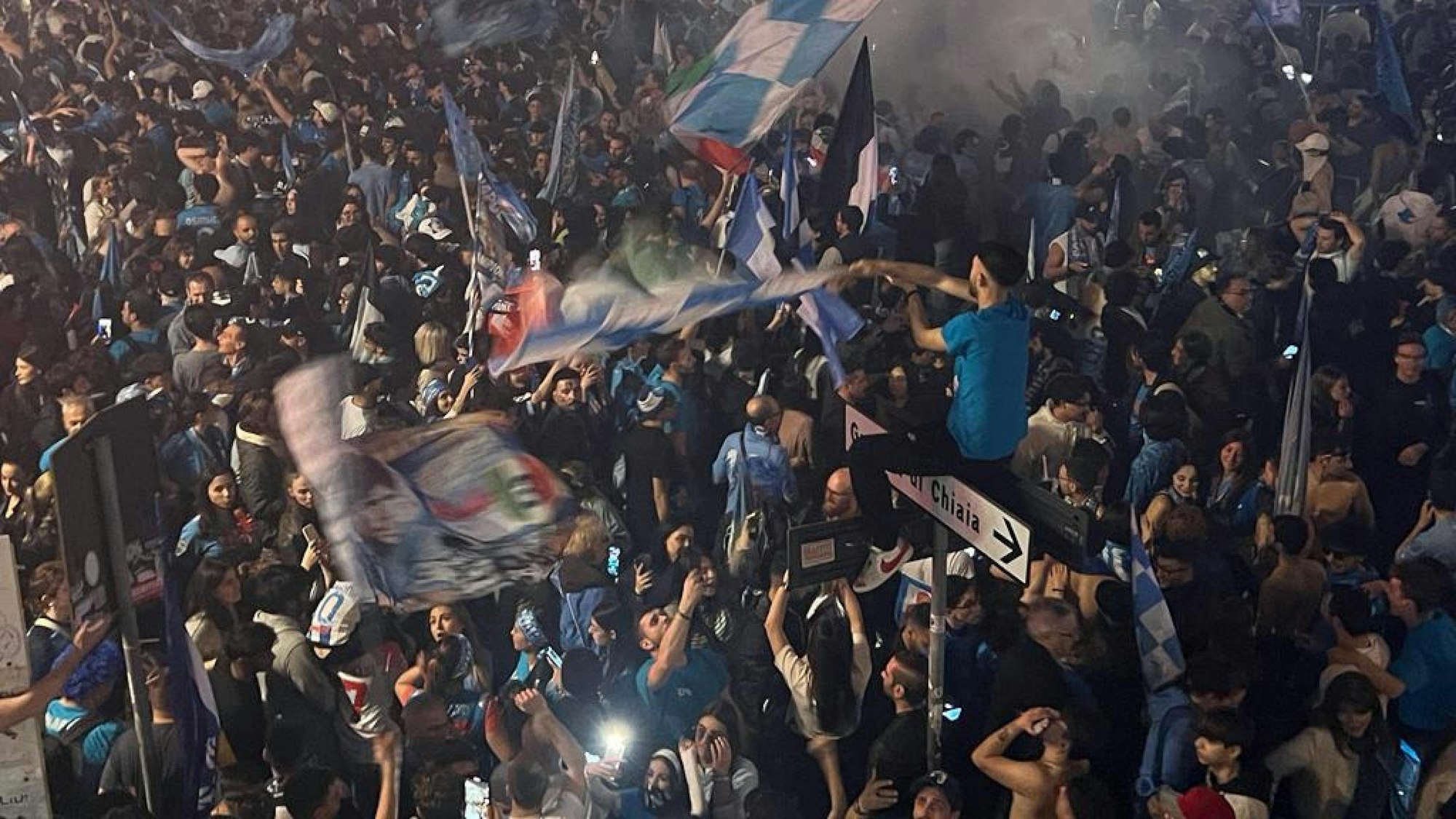 Fans des SSC feiern den ersten Meister-Titel nach 33 Jahren im Zentrum von Napoli.