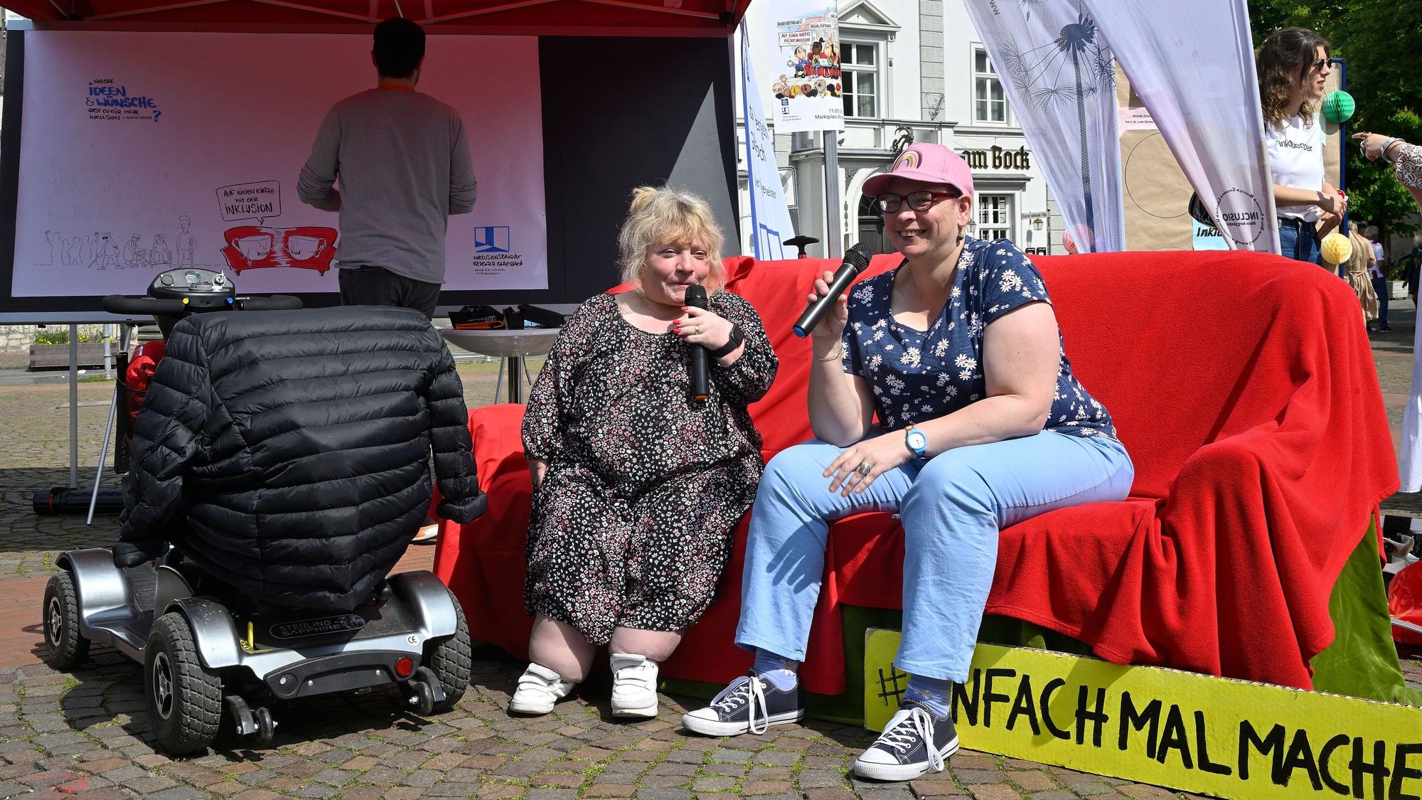 Aktion Inklusionsbeirat zum Protesttag zur Gleichstellung von Menschen mit Behinderung mit einer roten Couch.