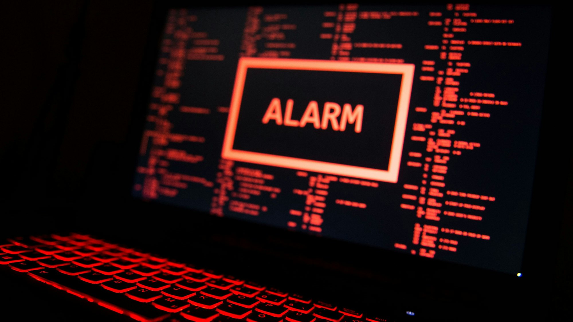 Das Foto zeigt einen Rechner, auf dem in roten Buchstaben „Alarm“ steht.