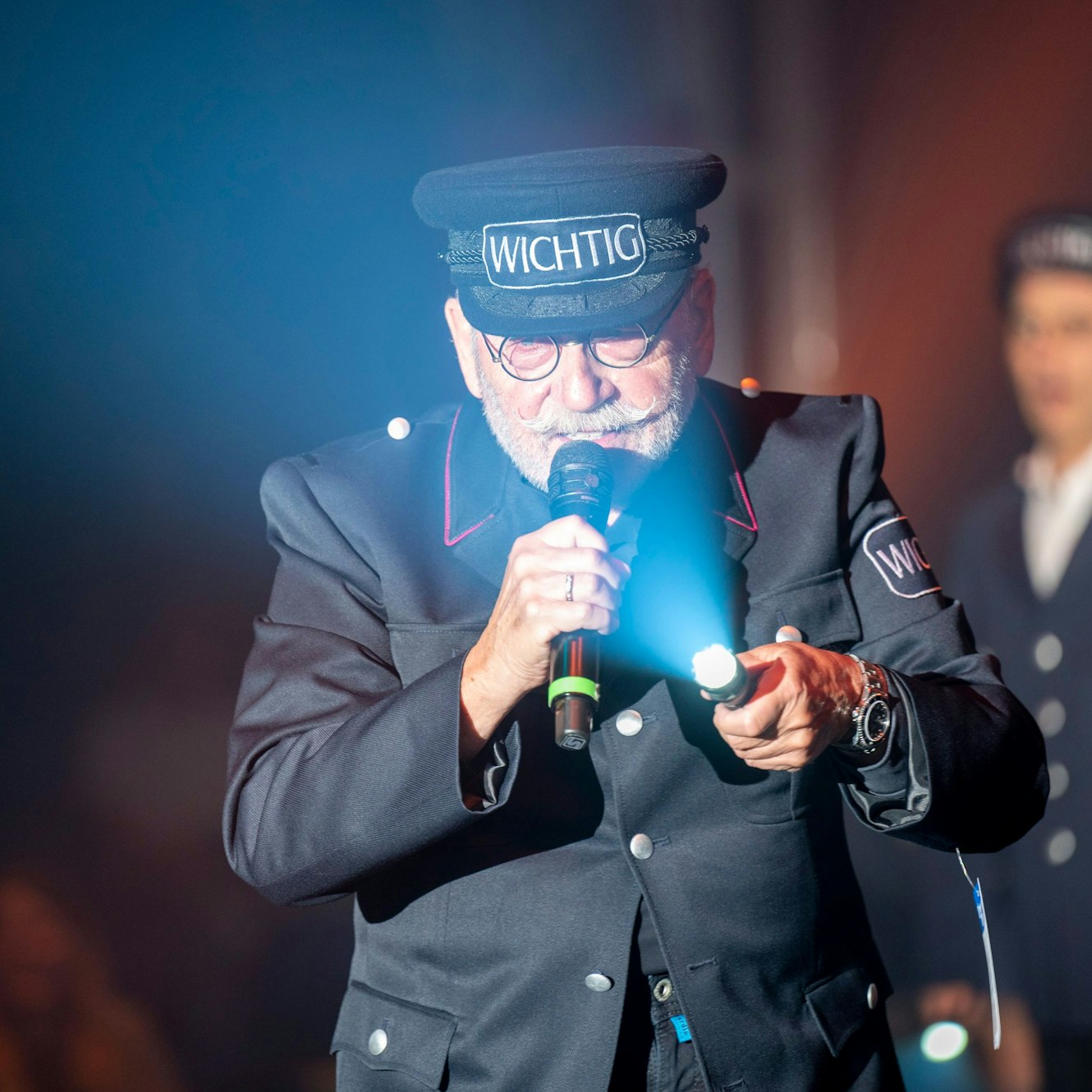 Janus Fröhlich in Uniform und mit Taschenlampe.