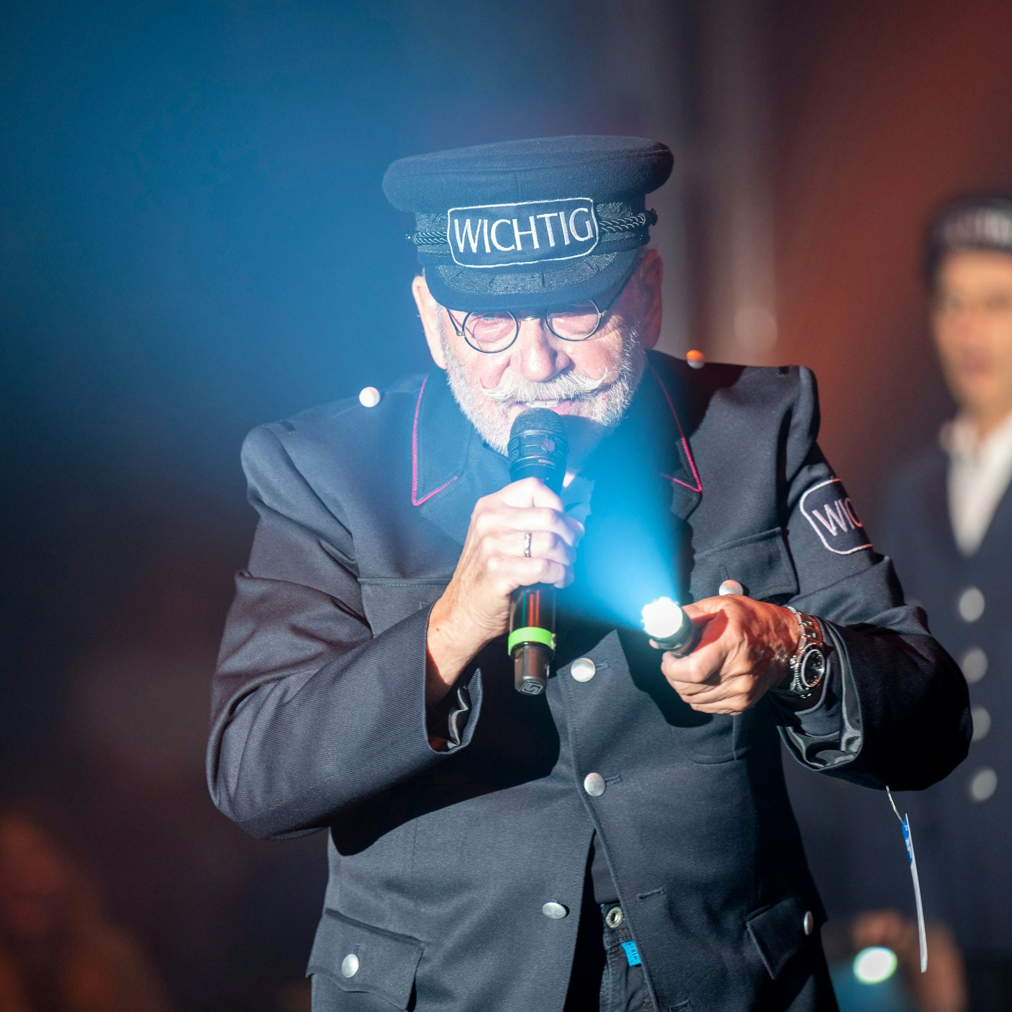 Janus Fröhlich in Uniform und mit Taschenlampe.