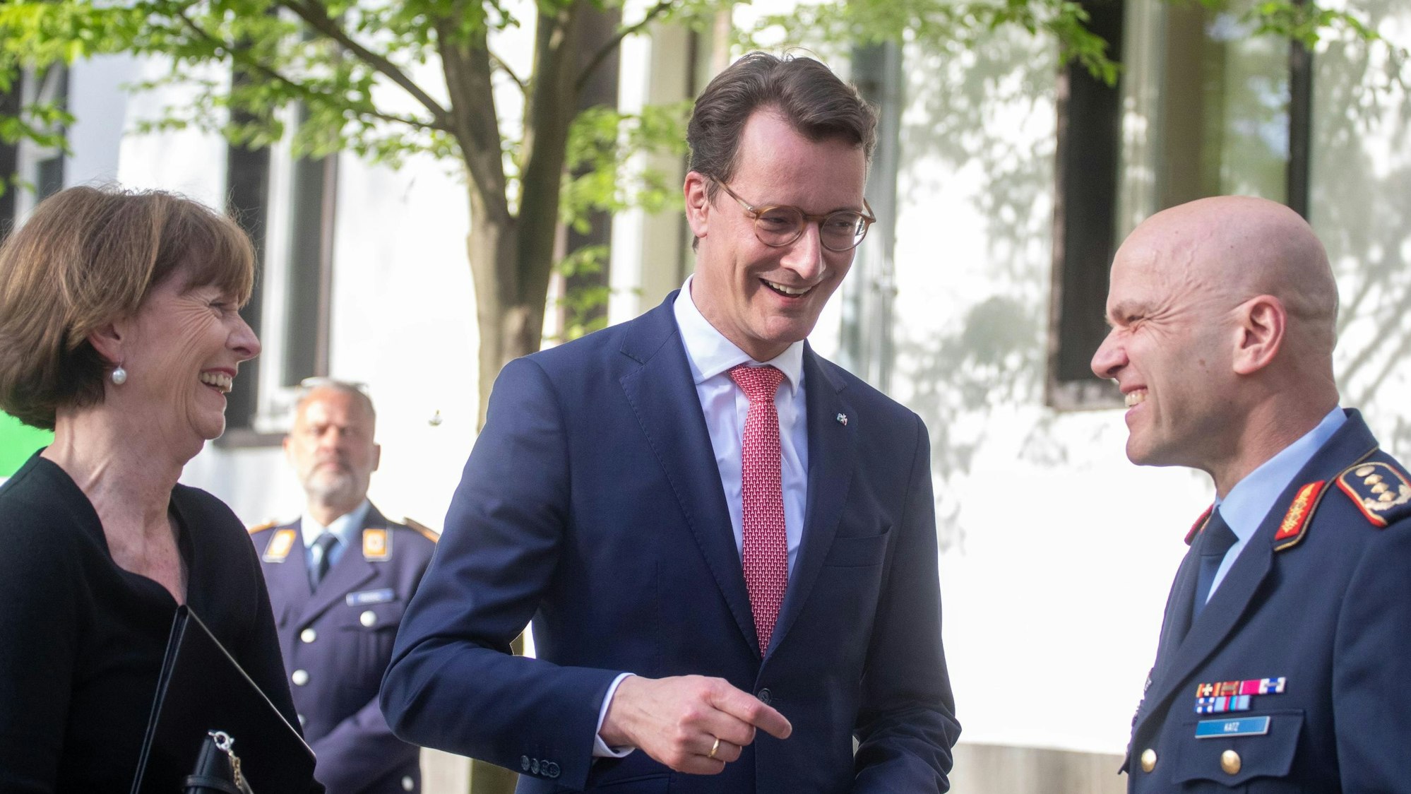 Bei gutem Wetter stehen die drei vor der Kaserne