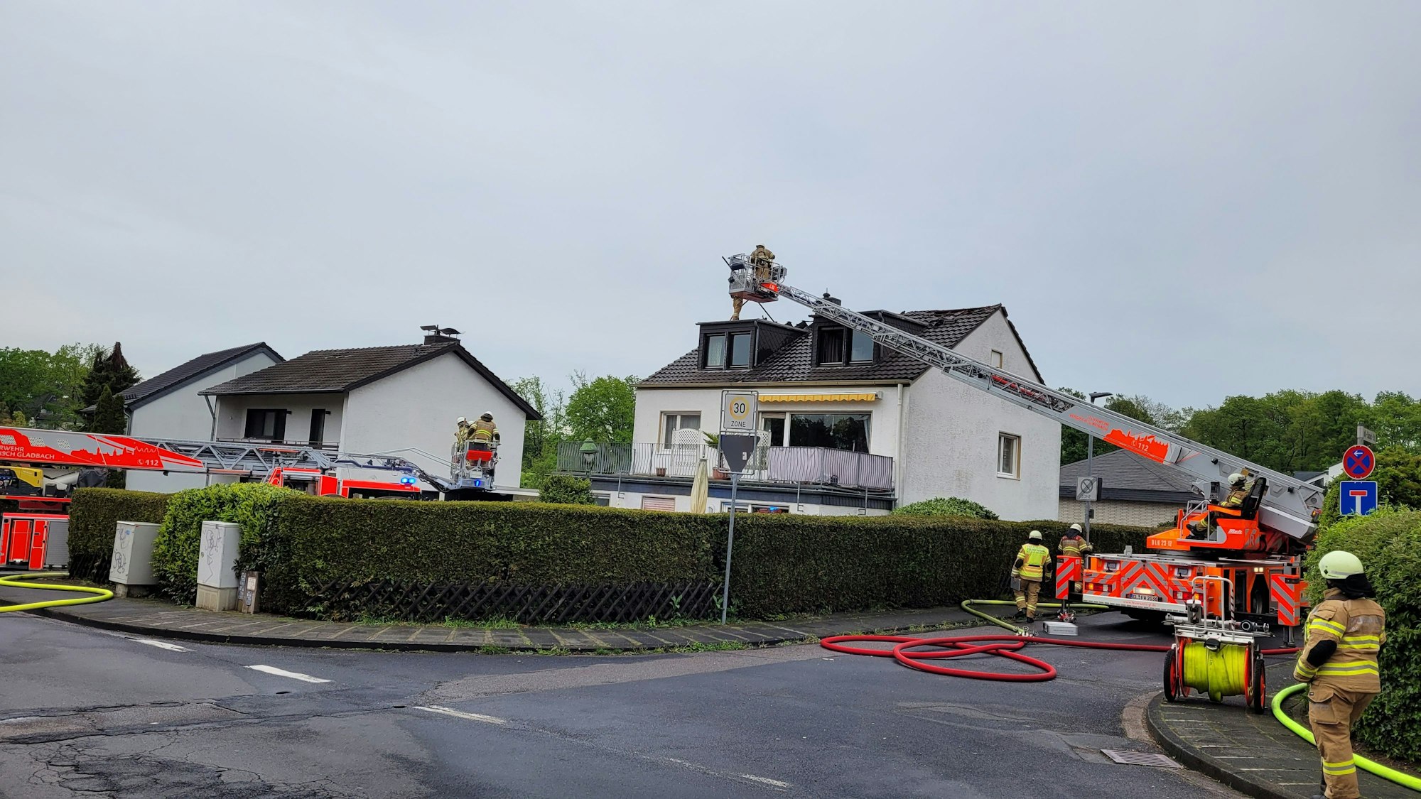 Ein Dachstuhl eines Hauses in Bergisch Gladbach brennt.