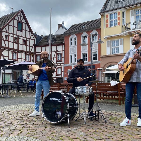 Die Flüchtlingsband Mitra spielt auf dem Alten Markt in Euskirchen.