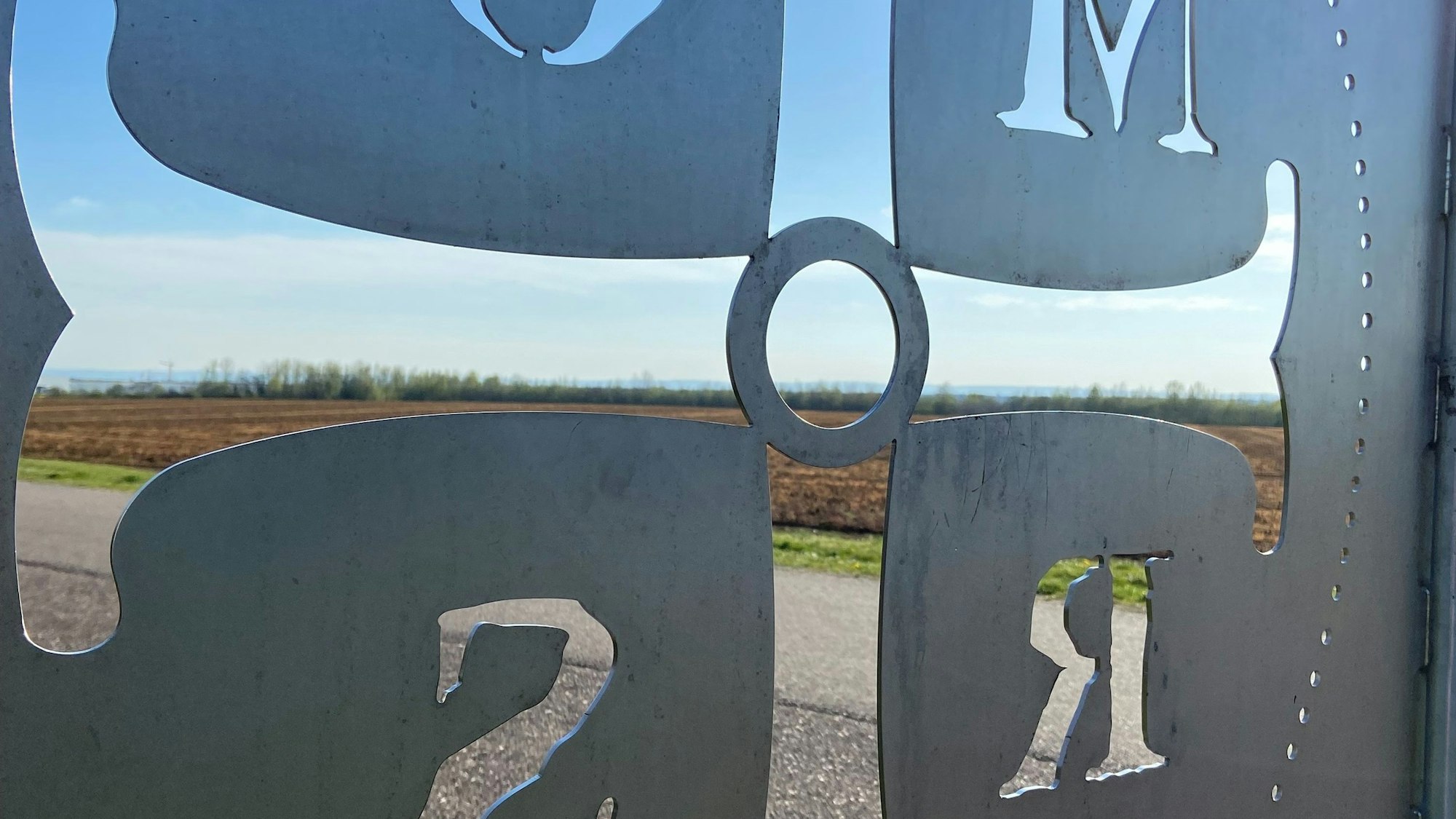 Eines der Denkmäler am Wegesrand.