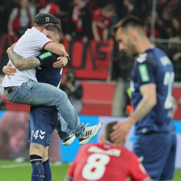 Jeff Chabot und Trainer Steffen Baumgart liegen sich in den Armen.