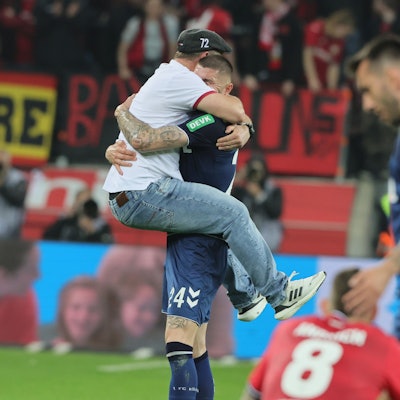 Jeff Chabot und Trainer Steffen Baumgart liegen sich in den Armen.