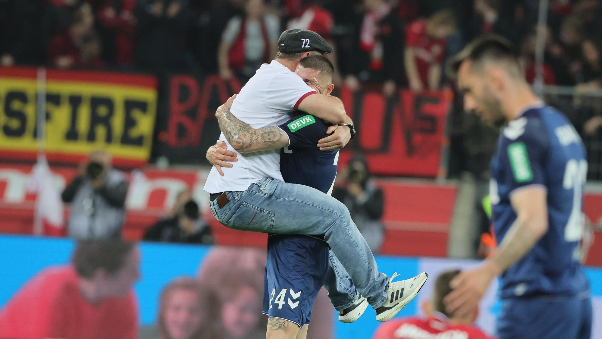 Jeff Chabot und Trainer Steffen Baumgart liegen sich in den Armen.