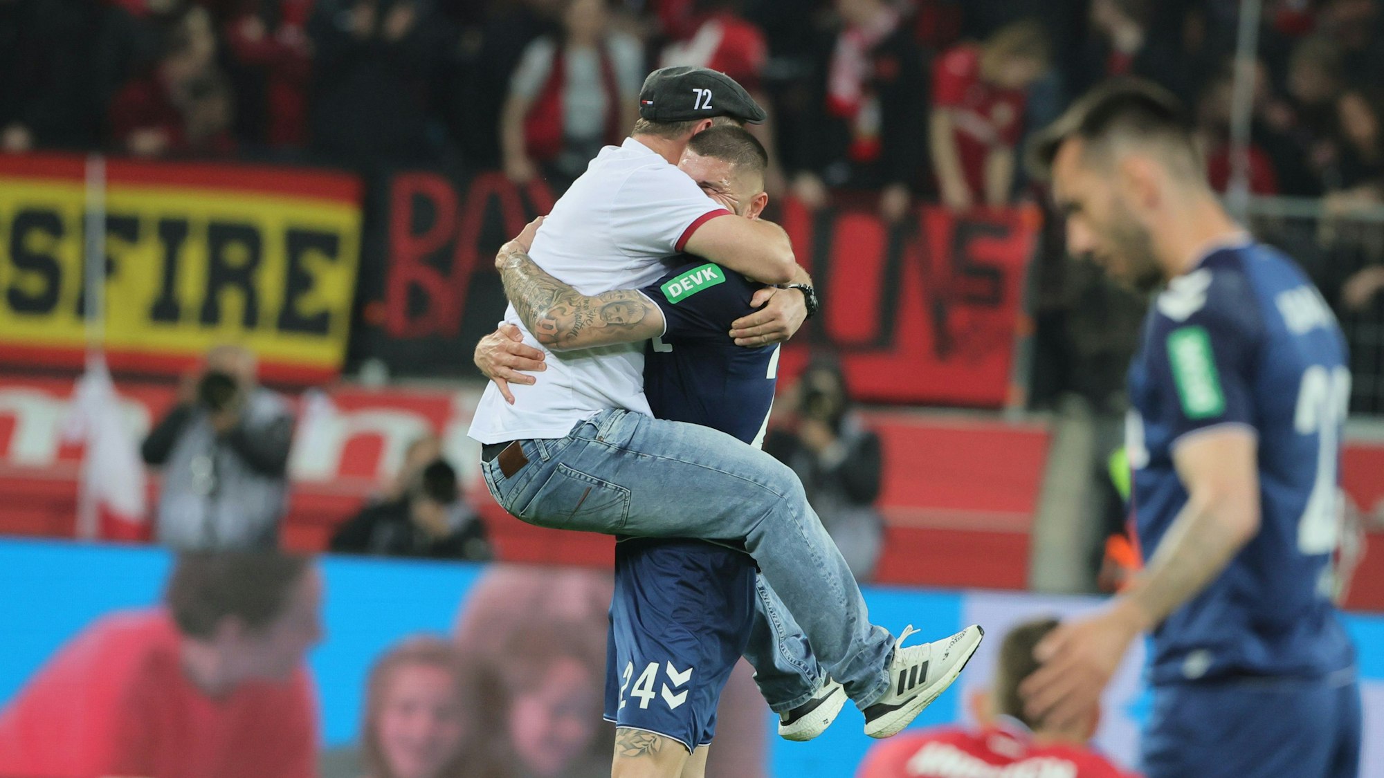 Jeff Chabot und Trainer Steffen Baumgart liegen sich in den Armen.