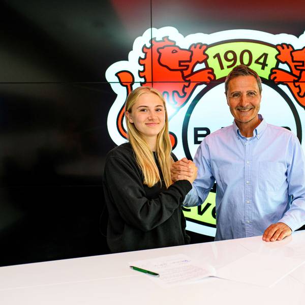 Paulina Bartz mit Achim Feifel, dem Sportlichen Leiter der Leverkusener Frauen